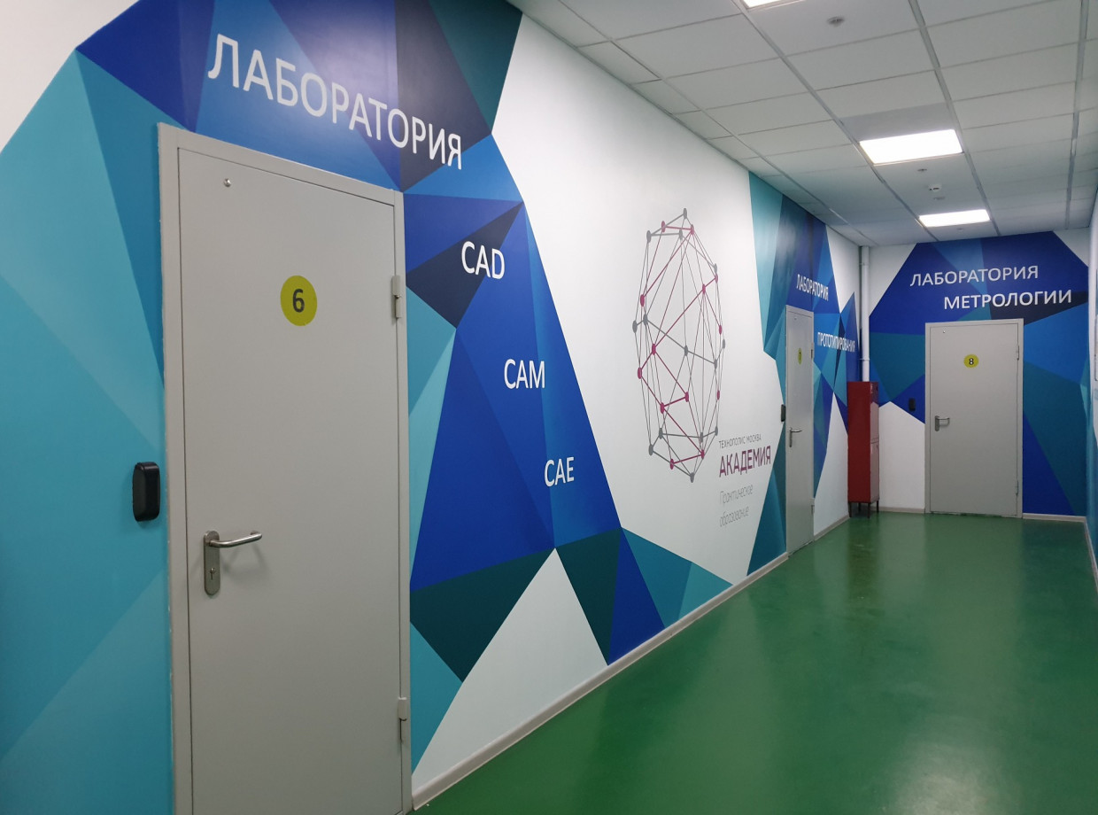 Роспись стен в коридоре